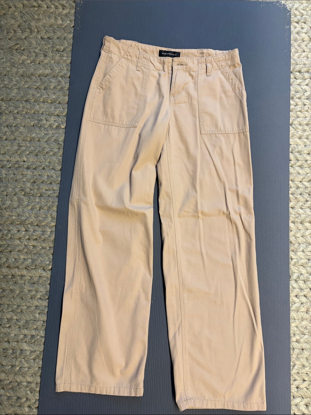 Women’s low rise, wide leg cargo pants.